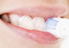 Почему кровоточат десны при чистке зубов: причины и лечение