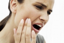 Болит зуб возле десны: причины и особенности лечения