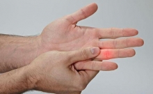 Что делать, если выбил палец: симптомы, первая помощь